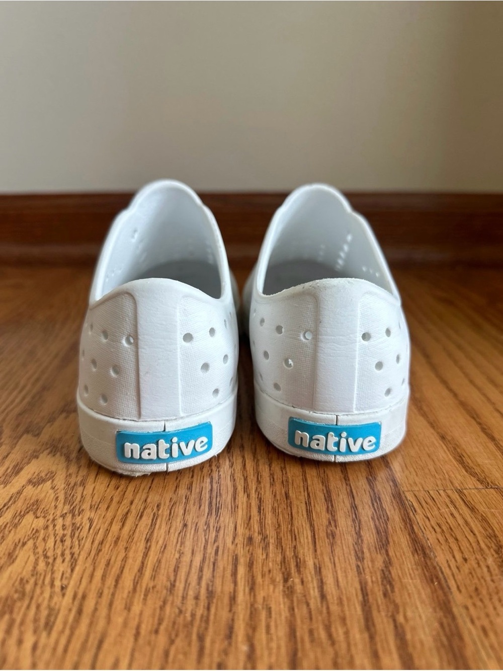 Native Shoes Kids Size J2 White Slip On - Picture 4 of 7